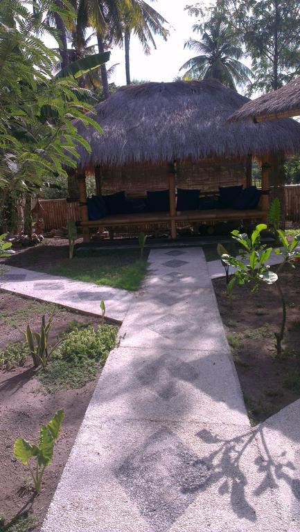 Tua Tua Keladi Bungalows غيلي آير المظهر الخارجي الصورة